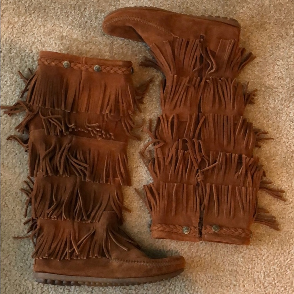 Minnetonka 5 layers fringe boots